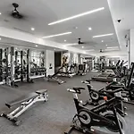 Spacious 2Bd - 5 Min Dt, Gym, Parking, W-D - Sleep 12