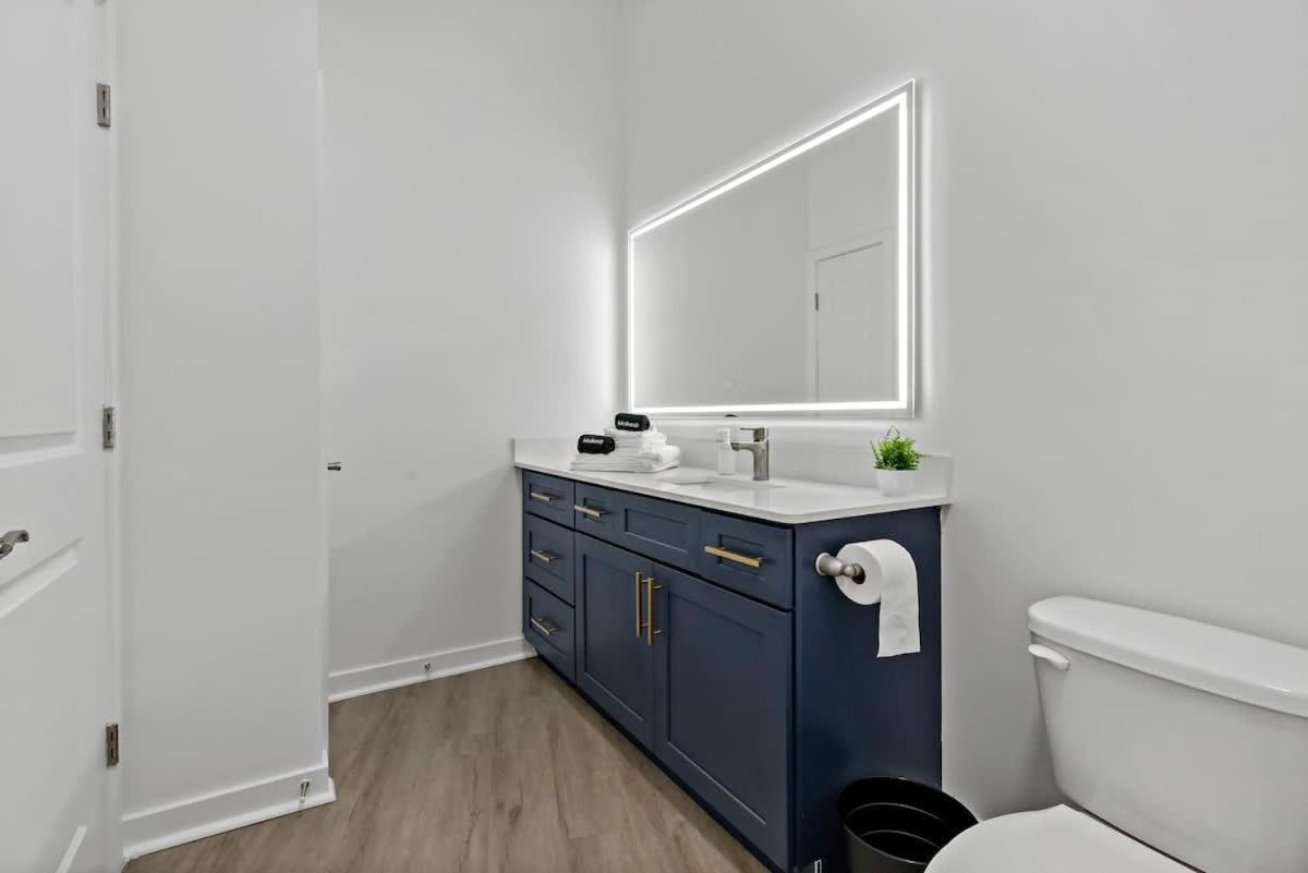 Spacious 2bd - 5 Min Dt, Gym, Parking, W-d - Sleep 12 Apartment Charlotte