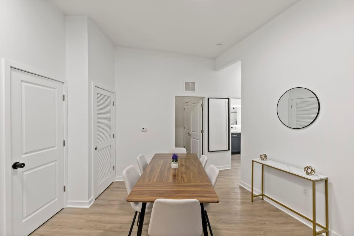 Apartment Spacious 2bd - 5 Min Dt, Gym, Parking, W-d - Sleep 12