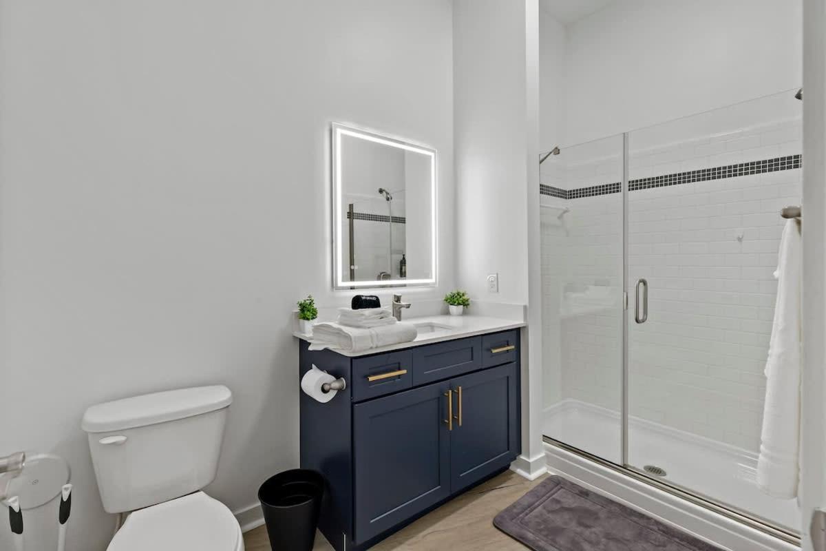 Apartment Spacious 2bd - 5 Min Dt, Gym, Parking, W-d - Sleep 12 *