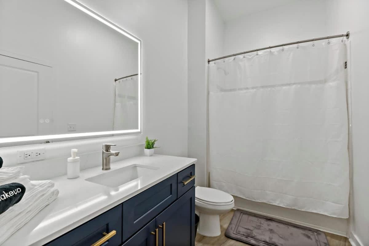 Apartment Spacious 2bd - 5 Min Dt, Gym, Parking, W-d - Sleep 12