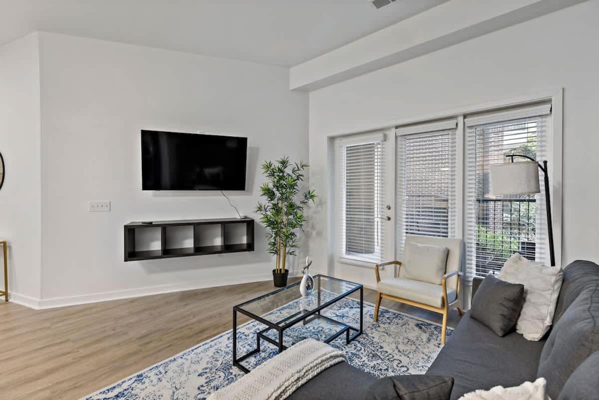 Spacious 2bd - 5 Min Dt, Gym, Parking, W-d - Sleep 12 Apartment Charlotte